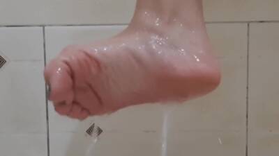 Amateur Feet Fetish Bath Time - Wet Feets - hclips.com