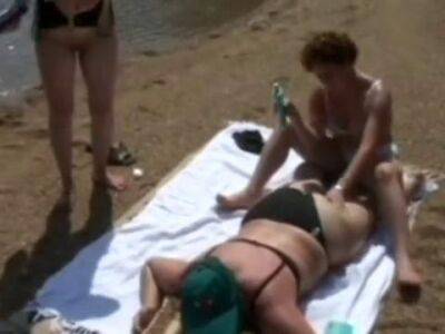 Amateur video with swingers and nudists outdoors at the beach - sunporno.com
