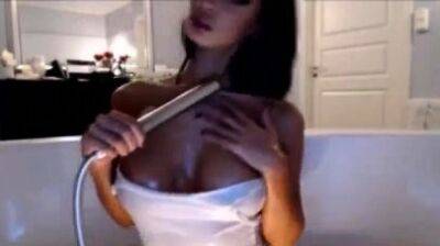 Amazing Chick showering her big boobs on webcam - drtuber.com