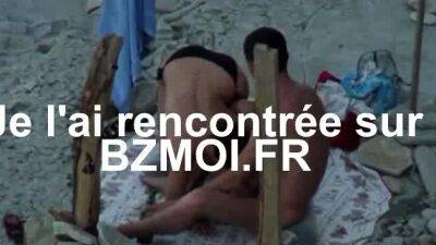 Milf - Un couple est espionne devant une camera a la plage - drtuber.com - France