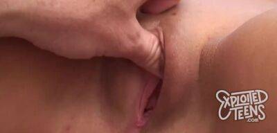 Shaved Cunt Close-up XXX With Brunette Amateur Teen And Shaved Pussy - theyarehuge.com