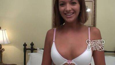 Gorgeous 19 yr old stars in this amateur video - veryfreeporn.com