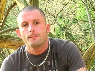 Bald British amateur masturbates in the woods and cums - drtuber.com - Britain