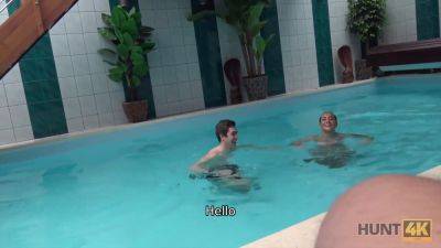 Watch this hot couple get off in a spa after a relaxing hunt for cash - sexu.com - Czech Republic