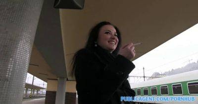 Olivia, the amateur camcorder, pays for sex with her mouth and pussy in public - sexu.com