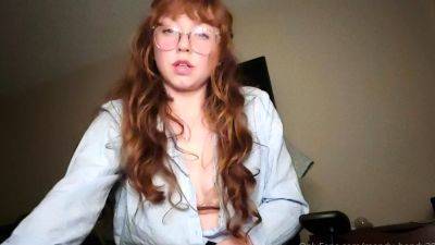Blonde amateur gives webcam show with toys - drtuber.com