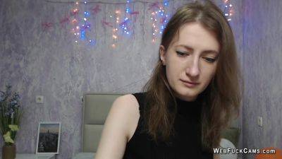 Brunette amateur in bra chatting on webcam - upornia.com
