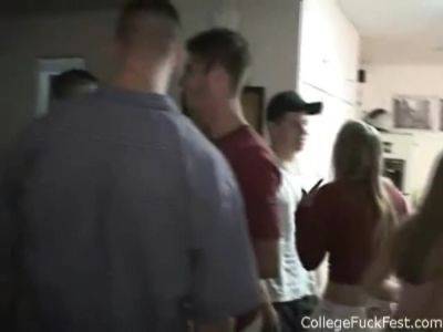 Kissing coed teens get busy in amateur party - txxx.com