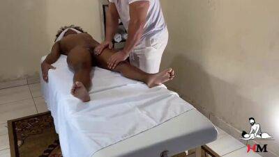 Masseur films hidden hot black woman during massage - veryfreeporn.com